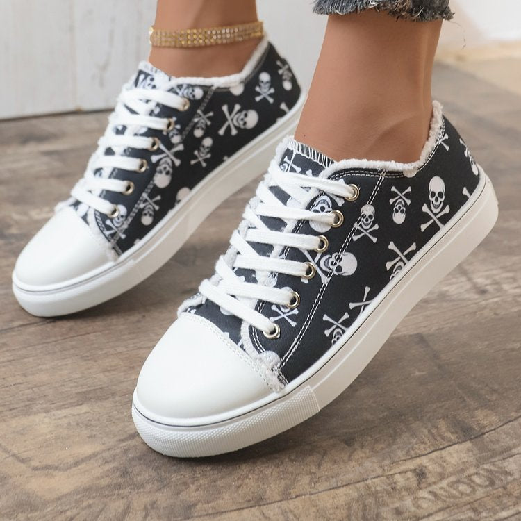 Damen lässiger Plateausneaker mit Totenkopf-Print, fransigem Canvasrand und verstärkter Zehenkappe Echo Archiv