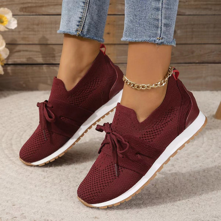 Damen Strick-Slip-On Sneaker mit Stretchschaft, Zierschnürung und dämpfender Profilsohle – Névara
