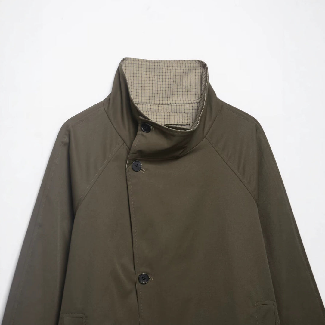 Damen kurzes Cape‑Mantel mit hohem Stehkragen, verdeckter Knopfleiste und Eingrifftaschen Echo Archiv