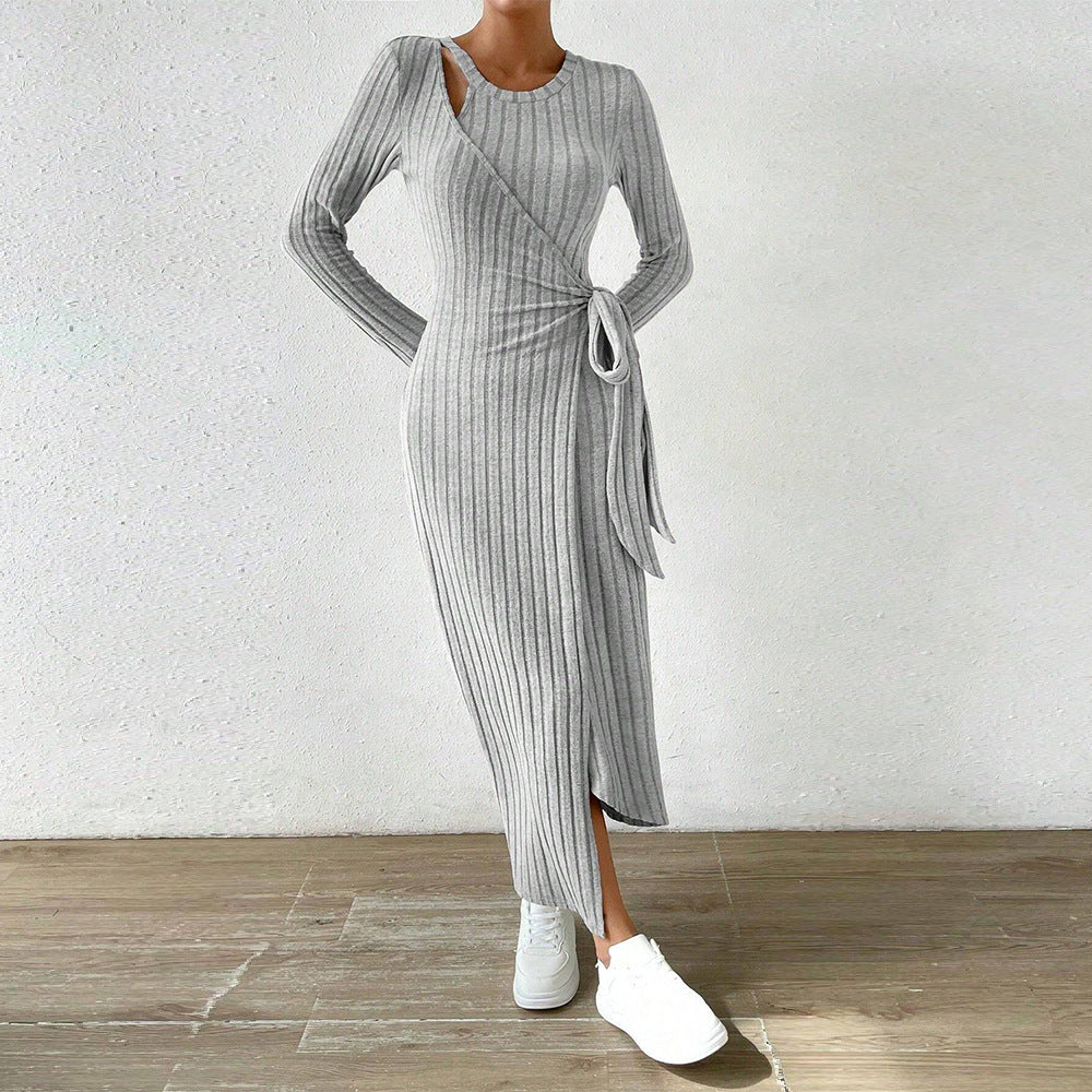 Damen geripptes Midikleid mit Wickeloptik, Taillenbindegürtel, One-Shoulder Cutout und seitlichem Beinschlitz – Élara