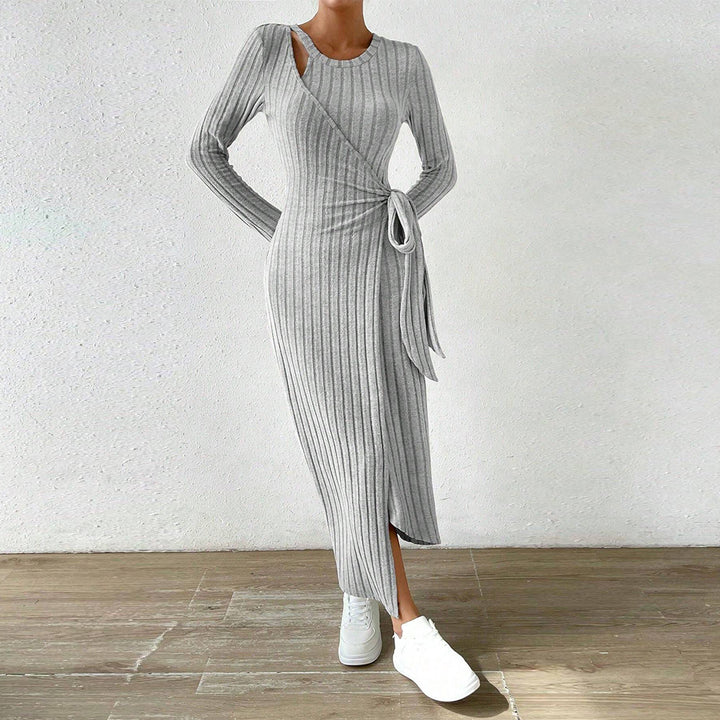 Damen geripptes Midikleid mit Wickeloptik, Taillenbindegürtel, One-Shoulder Cutout und seitlichem Beinschlitz – Élara