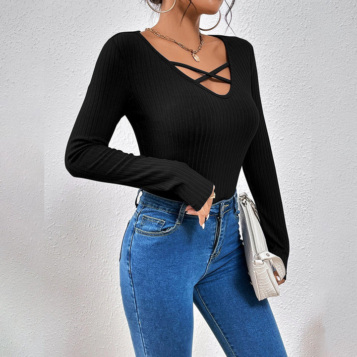 Damen geripptes Langarmshirt mit gekreuztem V‑Ausschnitt, ausgestellten Manschetten und figurbetonter Stretch-Passform – Avérine