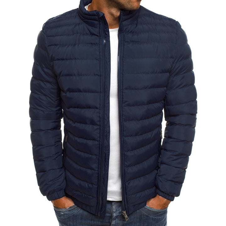 Herren leichte Steppjacke mit hohem Kragen und praktischen Taschen Echoarchiv