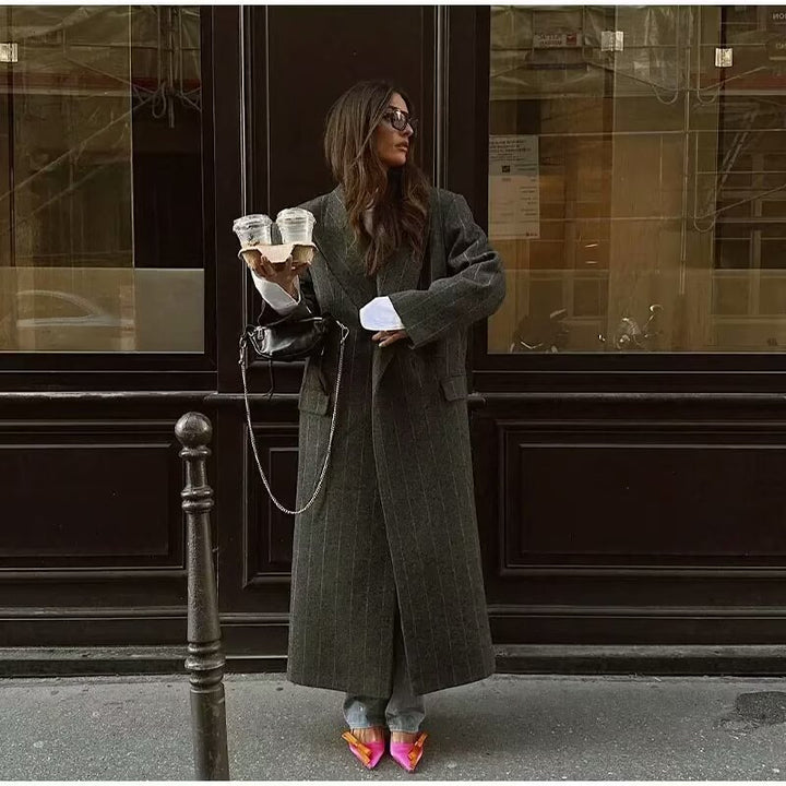 Damen langer Zweireiher-Mantel im Nadelstreifen-Look mit großem Revers und Pattentaschen – Montévia