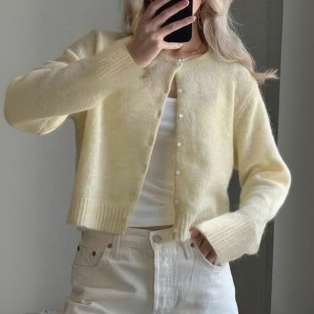 Damen kurzgeschnittene Kuschelstrick-Cardigan mit Rundhalsausschnitt und Perlmuttknöpfen – Veloura