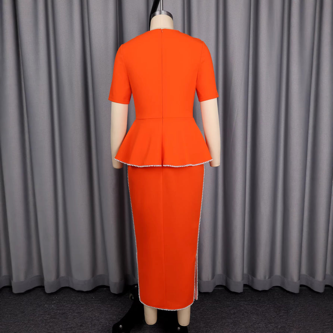 Damen elegantes Kleid mit dekorativem Kragen und perlenbesetzten Details Echo Archiv