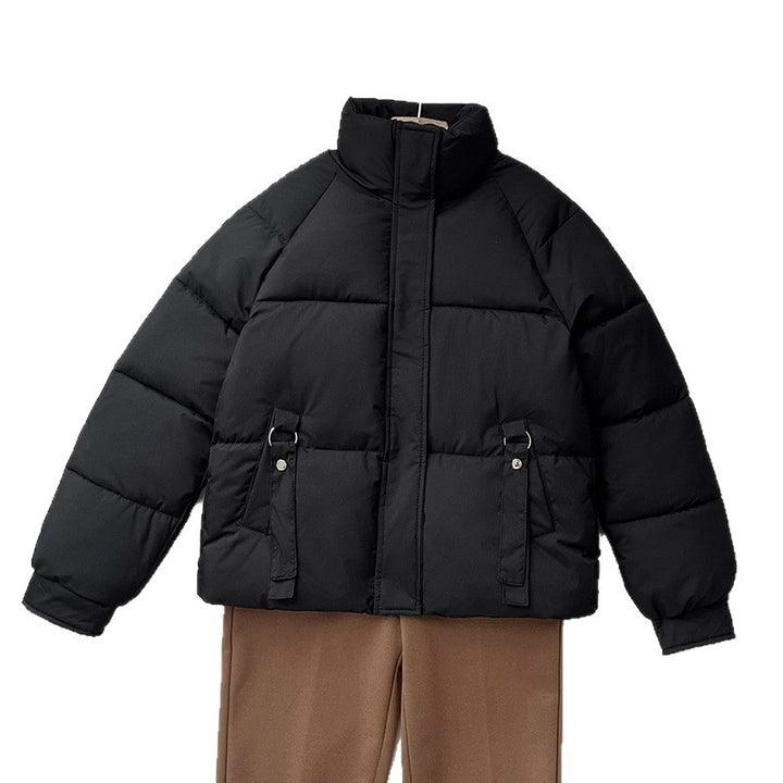 Damen kurze gesteppte Pufferjacke mit hohem Stehkragen, verdeckter Frontblende und D‑Ring Taschenapplikation – Célinea