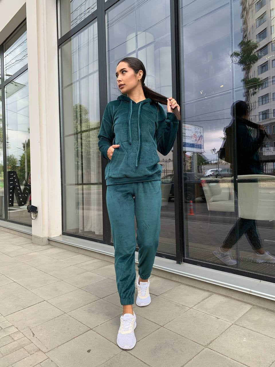 Damen Samt-Loungewear-Set mit kurz geschnittener Kapuzenjacke und Kordelzug-Jogginghose – Auréline