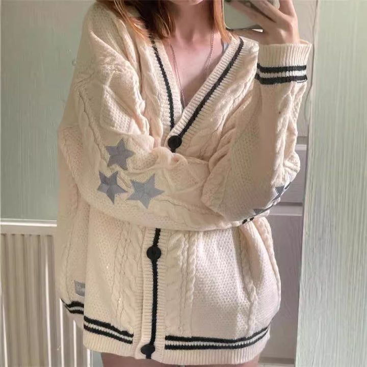 Damen nan oversized Zopfmuster-Cardigan mit V-Ausschnitt, Knopfleiste und Sternapplikationen Echo Archiv