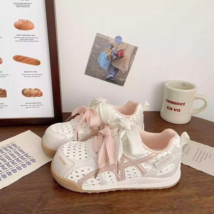Damen Sportliche Plateau‑Sneaker mit perforiertem Obermaterial und dekorativen Schleifen – Névara