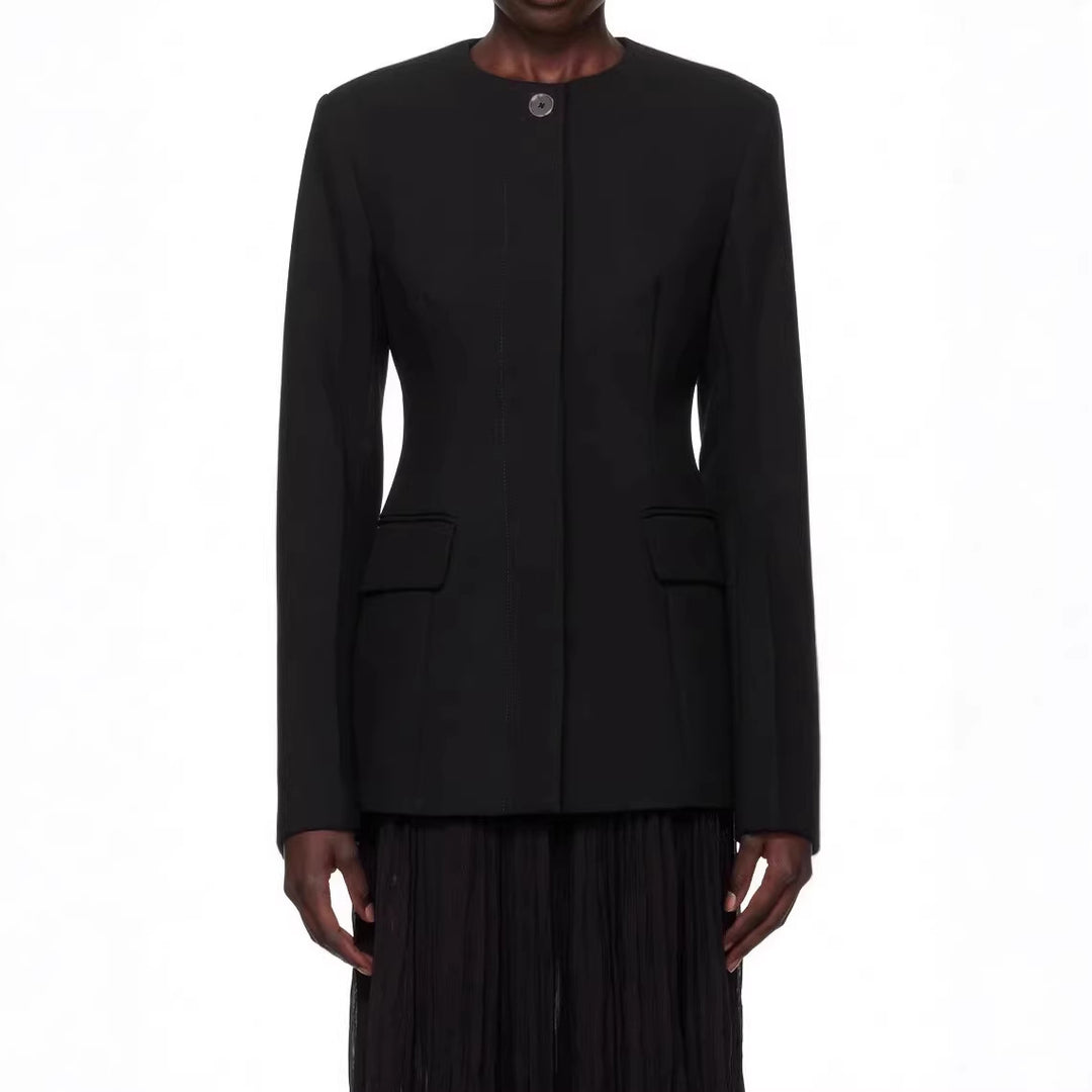 Damen taillierter Einreiher-Blazer mit Rundhalsausschnitt, verdeckter Knopfleiste und Pattentaschen Echoarchiv