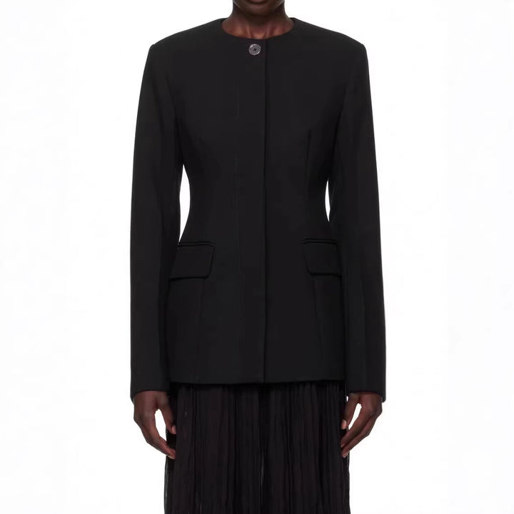 Damen taillierter Einreiher-Blazer mit Rundhalsausschnitt, verdeckter Knopfleiste und Pattentaschen Echoarchiv