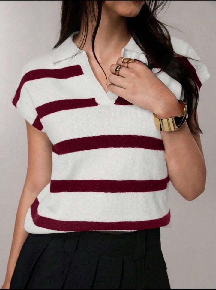 Damen Gestreiftes Kurzarm-Stricktop mit V-Kragen und überschnittener Schulter – Avérine
