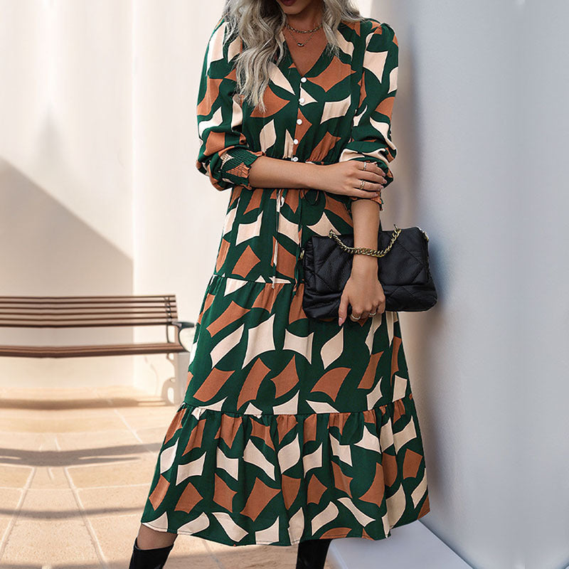 Damen Langes Stufen-Maxikleid mit grafischem Print, V-Ausschnitt, Kordelbund und gerafften Manschetten Echoarchiv