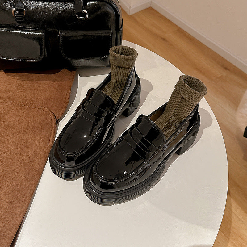 Damen Chunky‑Pennyloafer in Lackoptik mit gezahnter Lug‑Sohle und gepolstertem Komfortfutter Echo Archiv