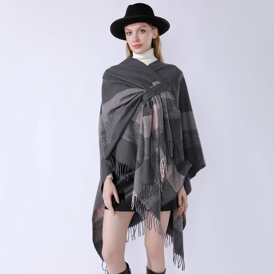 Damen Capeponcho aus Wollmix mit Ärmelschlitzen, offener Front und Fransenabschluss – Célinea