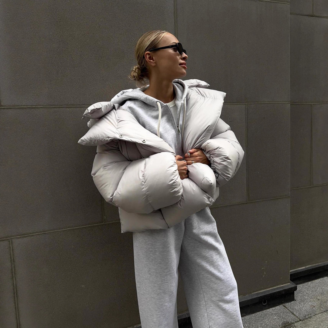 Damen extravagante Oversize Steppdaunenjacke mit extravoluminöser Kapuze Echoarchiv