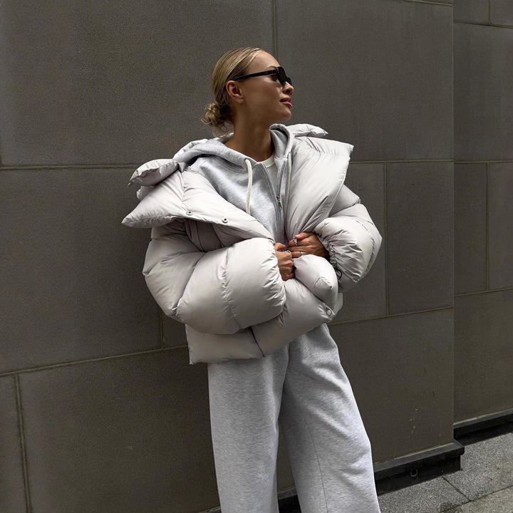 Damen extravagante Oversize Steppdaunenjacke mit extravoluminöser Kapuze Echoarchiv