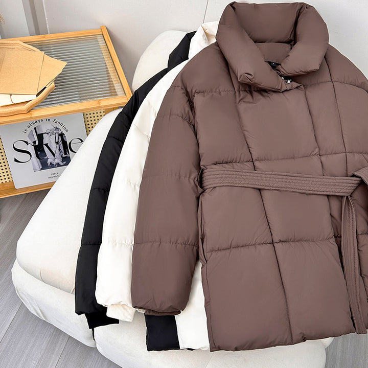 Damen Kurz‑Pufferjacke mit Taillengürtel, breitem Stehkragen und Kassettensteppung Echo Archiv