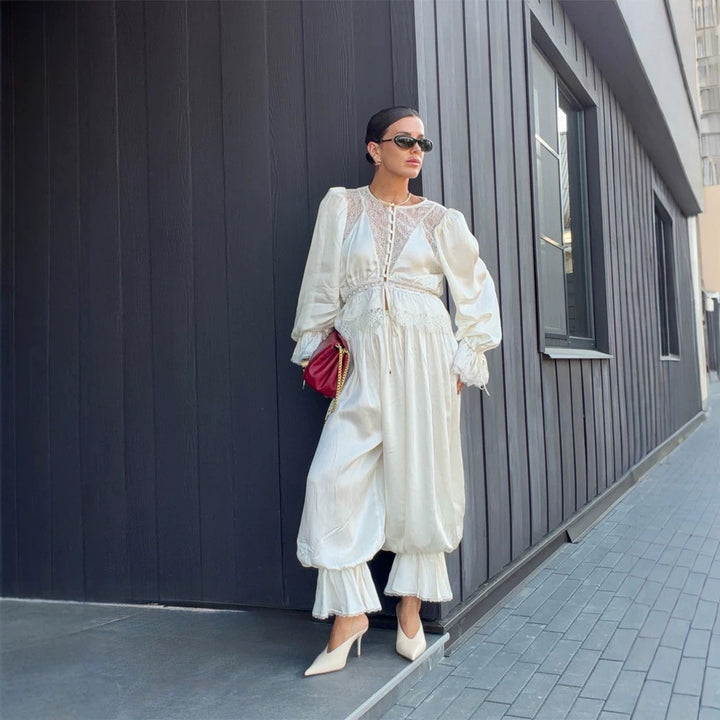 Damen Einteiliger Satin-Overall mit Spitzen‑Yoke, Puffärmeln und voluminöser Haremshose Echoarchiv