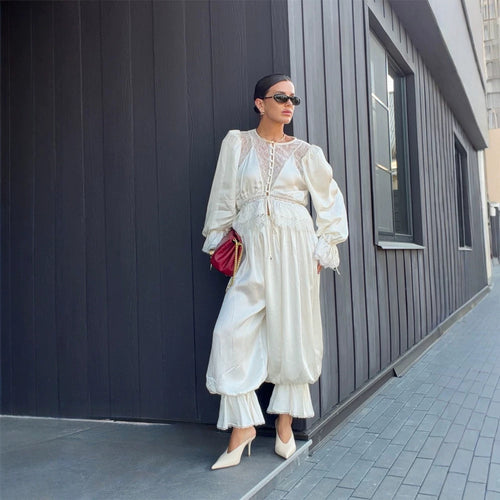Damen Einteiliger Satin-Overall mit Spitzen‑Yoke, Puffärmeln und voluminöser Haremshose Echoarchiv