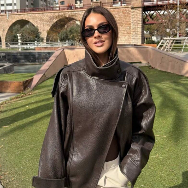 Damen nan oversized Bikerjacke Kunstlederoptik mit hohem Stehkragen, asymmetrischer Druckknopffront, Schulterriegeln und elastischem Saum Echo Archiv
