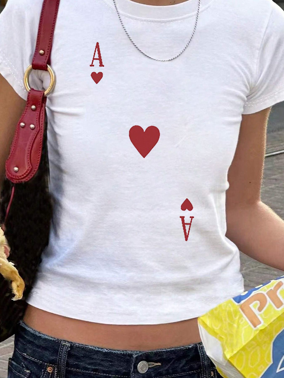 Damen T-Shirt mit verspieltem Katzenmotiv und zarten Flügeln Echo Archiv