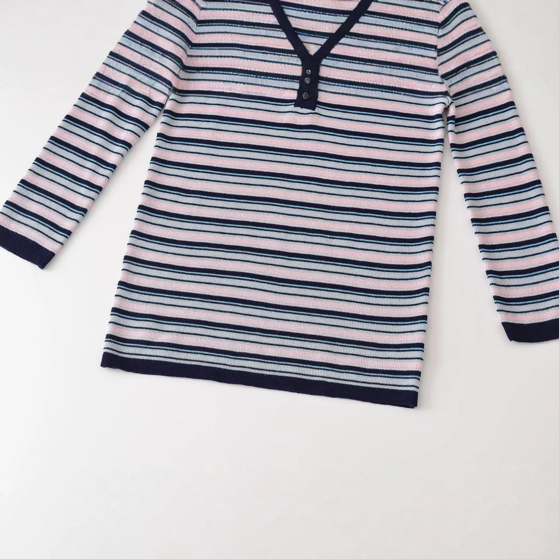 Damen Feinstrick-Henleyshirt mit feiner Streifenstruktur und Knopfblende Echoarchiv