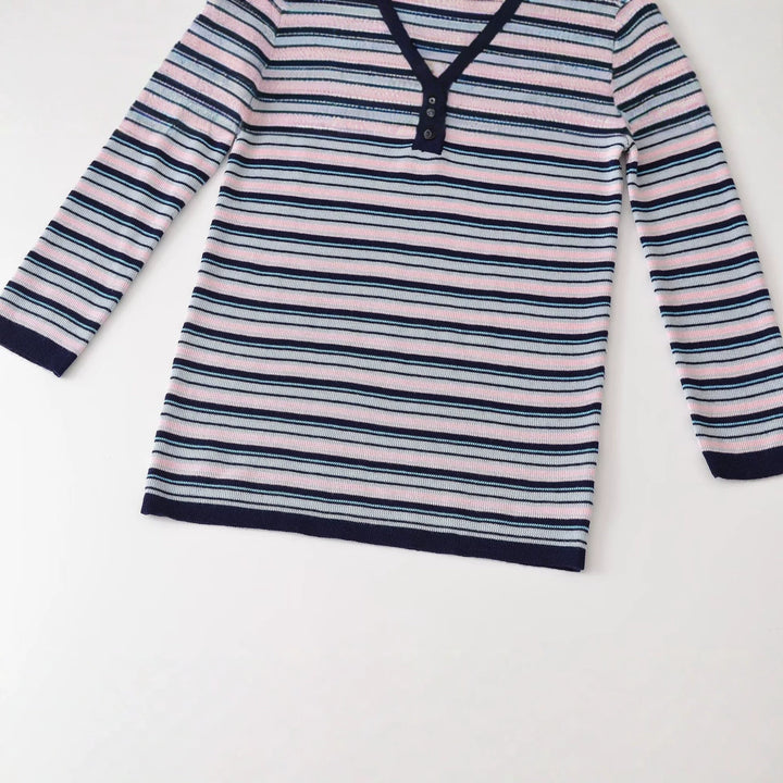 Damen Feinstrick-Henleyshirt mit feiner Streifenstruktur und Knopfblende Echoarchiv