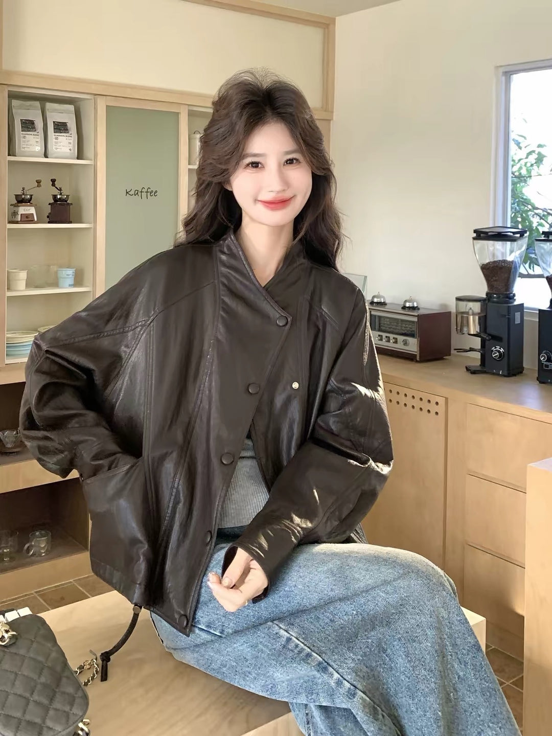 Damen Oversized Bikerjacke aus Kunstleder mit breitem Revers und voluminösen Ärmeln Echoarchiv