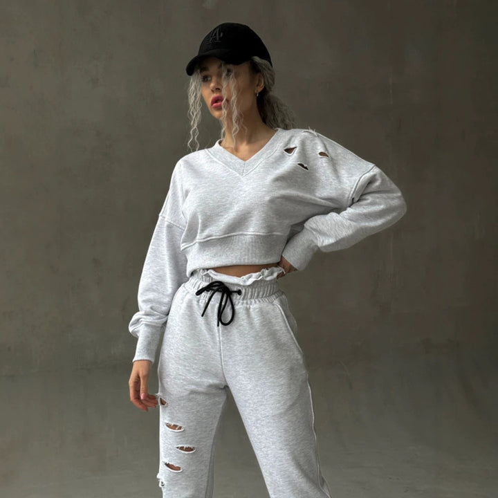 Damen kurzgeschnittenes Sweat-Set mit V-Ausschnitt, Rüschenbund Highwaist Jogginghose und Distressed-Details – Avérine