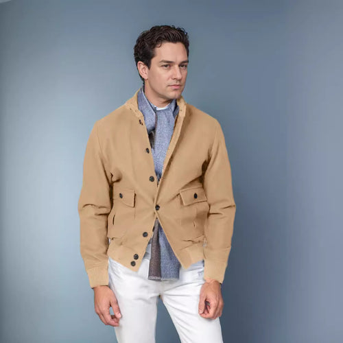 Herren modische Übergangsjacke mit praktischem Stehkragen und funktionalen Reißverschlusstaschen Echoarchiv