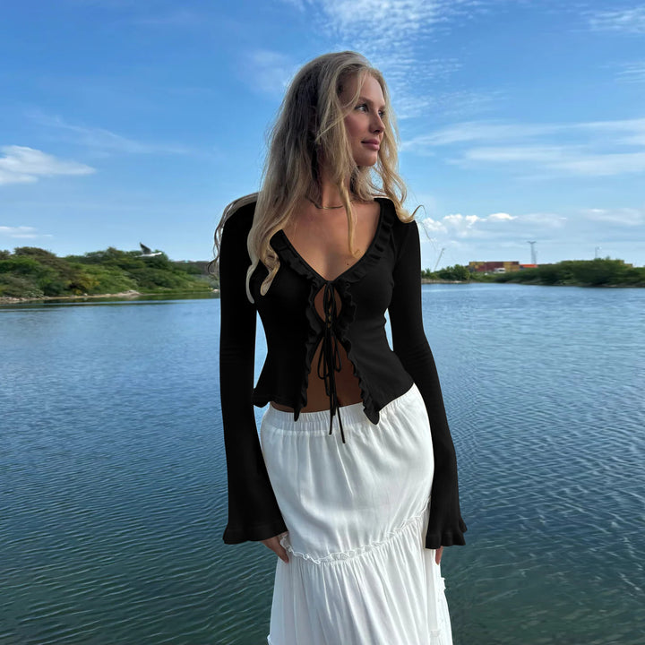 Damen Kurzes Rüschen-Longsleeve mit V-Ausschnitt und Schnürdetail – Avérine