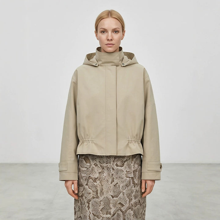 Damen Kurze vegane Lederjacke mit Kapuze, verdeckter Druckknopfleiste und Tunnelzugsaum Echoarchiv