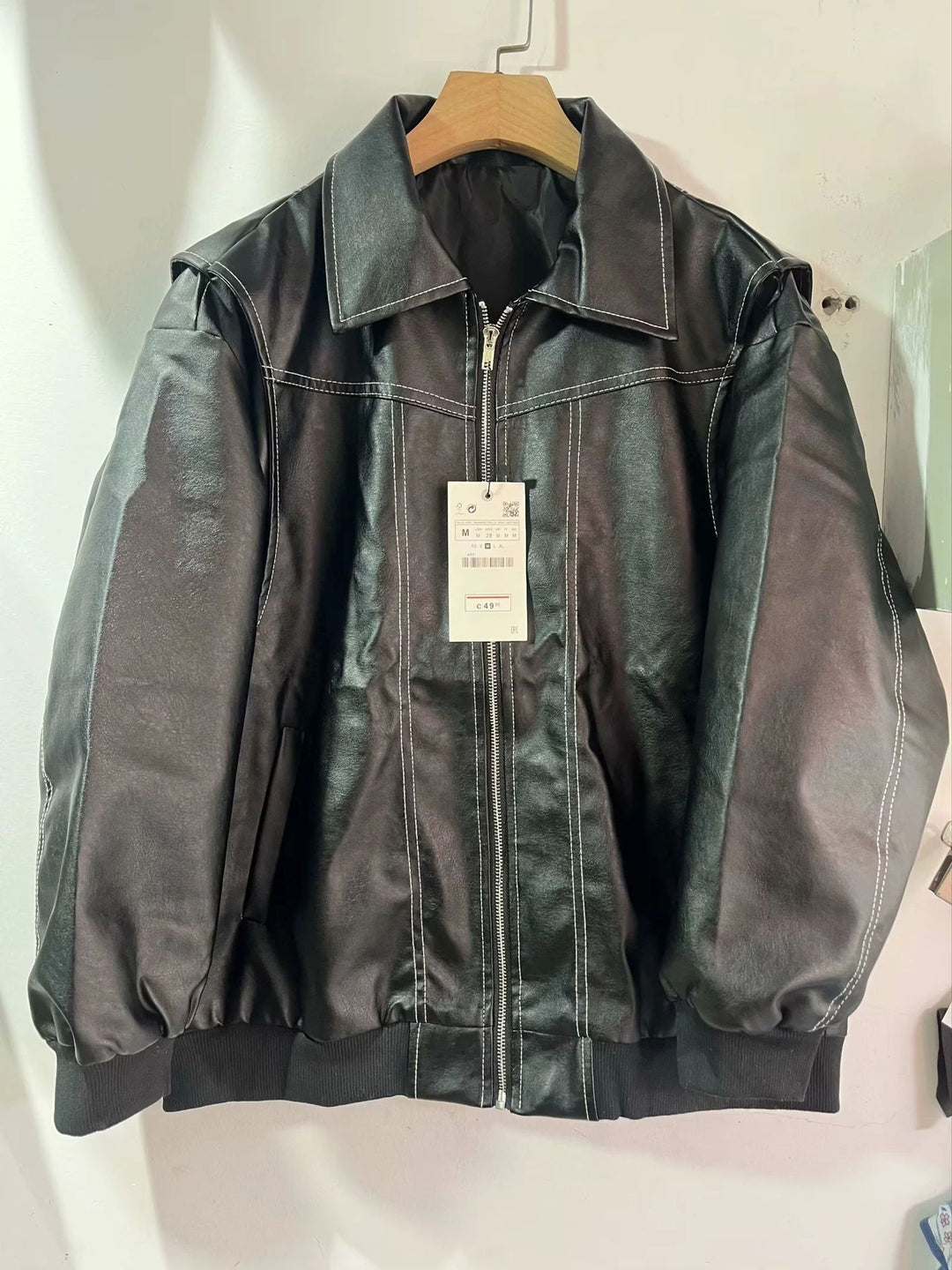 Damen taillierte Kunstleder-Bomberjacke mit Kontraststeppungen und Reißverschluss – Avenza