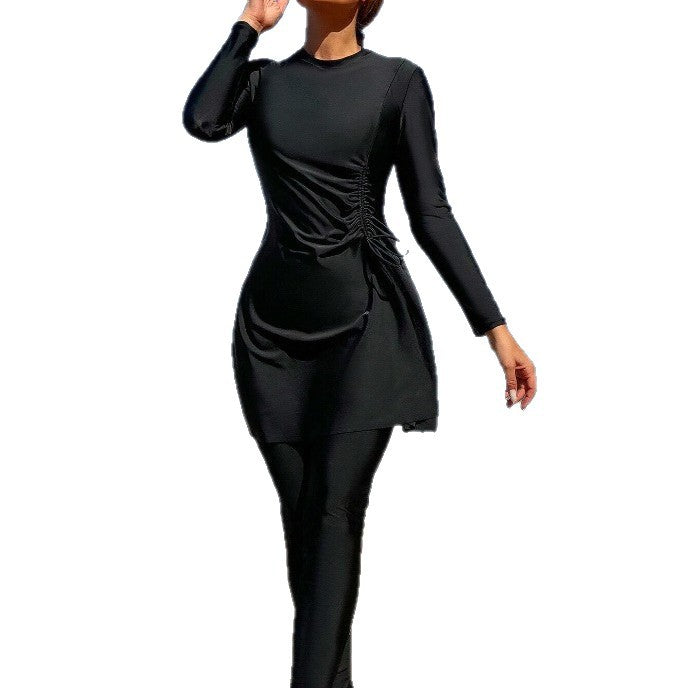 Damen Sportliches Strandoutfit mit figurbetonendem Kleid und langen Leggings Echo Archiv