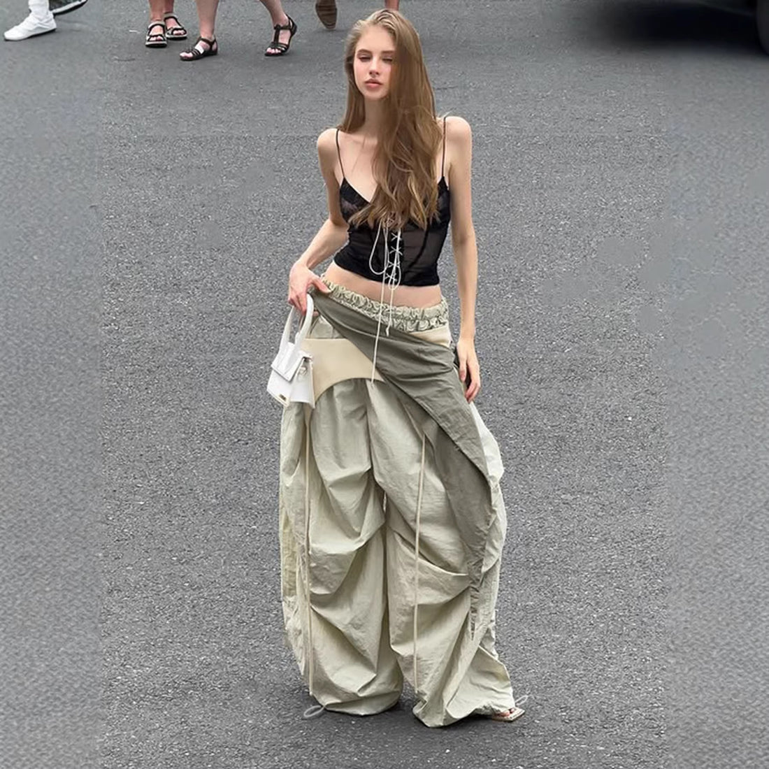 Damen modische High-Waist-Hose mit asymmetrischem Design und seitlichem Bindegurt – Avélisse
