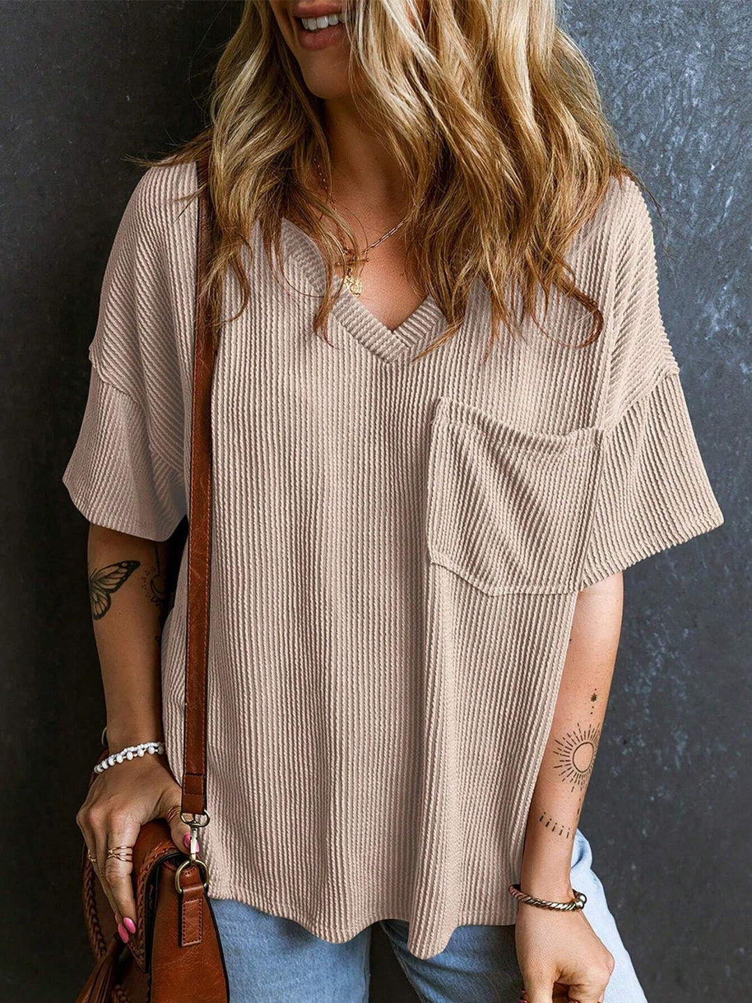 Damen Lässiges Rippstrick Oversize T-Shirt mit V-Ausschnitt und Brusttasche Echo Archiv