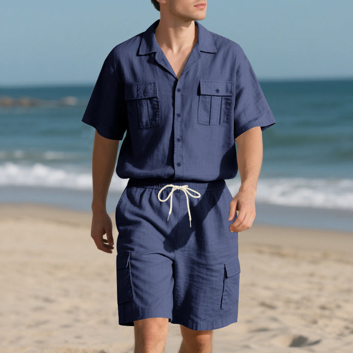 Herren entspanntes Strandoutfit mit kurzen Ärmeln und praktischen Cargo-Shorts Echoarchiv