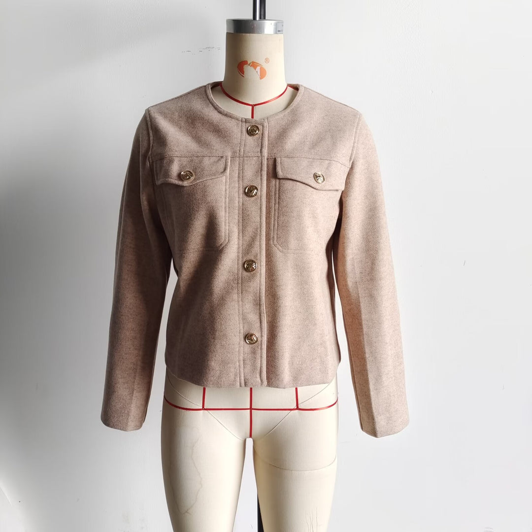 Damen strukturierte Kurzjacke mit Rundhals, Brusttaschen und dekorativer Metallknopfleiste – Célinea
