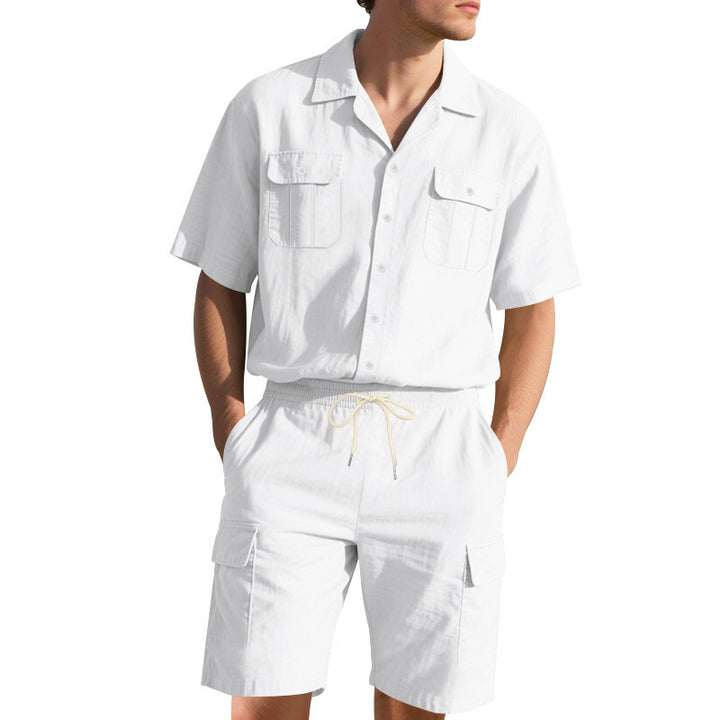Herren Freizeit-Outfit mit lässigem Hemd und praktischen Cargo-Shorts Echoarchiv