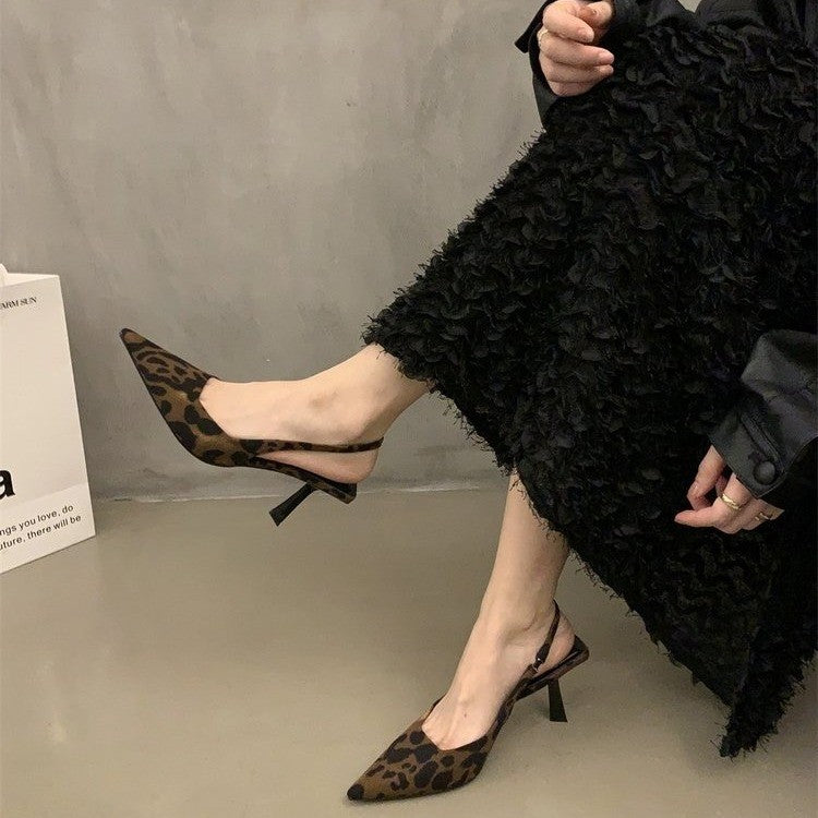 Damen Spitz zulaufende Slingback-Pumps mit niedrigem Stiletto-Absatz und Lackfinish – Lioré