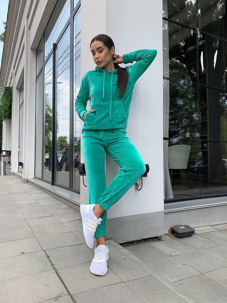 Damen Samt-Loungewear-Set mit kurz geschnittener Kapuzenjacke und Kordelzug-Jogginghose – Auréline
