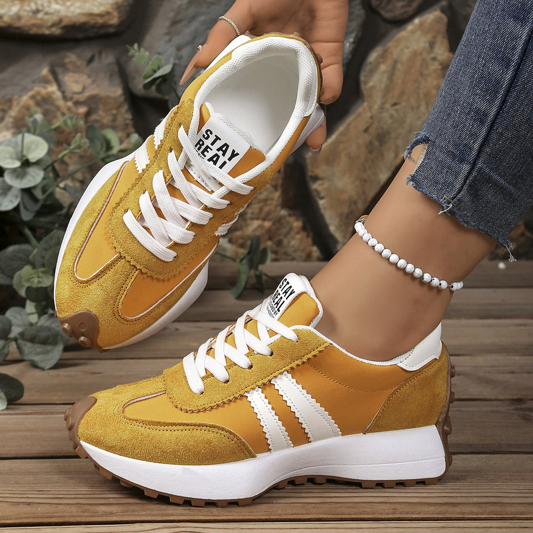 Damen Retro-Sneaker mit profilierter Gummisohle und dekorativen Zierstreifen – Névara