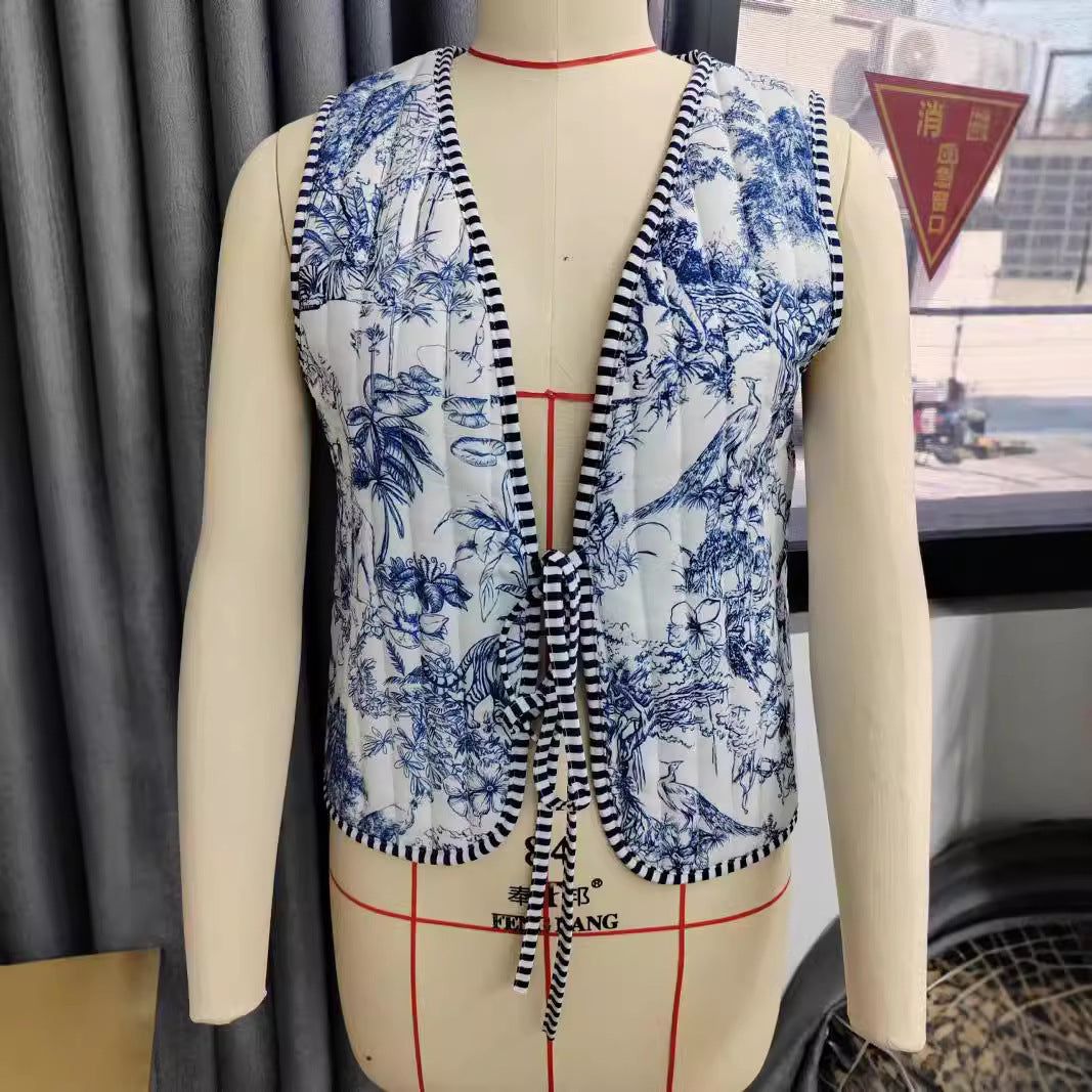 Damen Patchwork‑Weste mit Bindeband, gestreifter Innenverarbeitung und Kontrastpaspel Echo Archiv