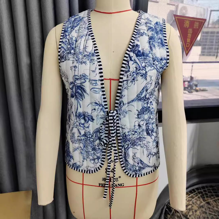 Damen Patchwork‑Weste mit Bindeband, gestreifter Innenverarbeitung und Kontrastpaspel Echo Archiv