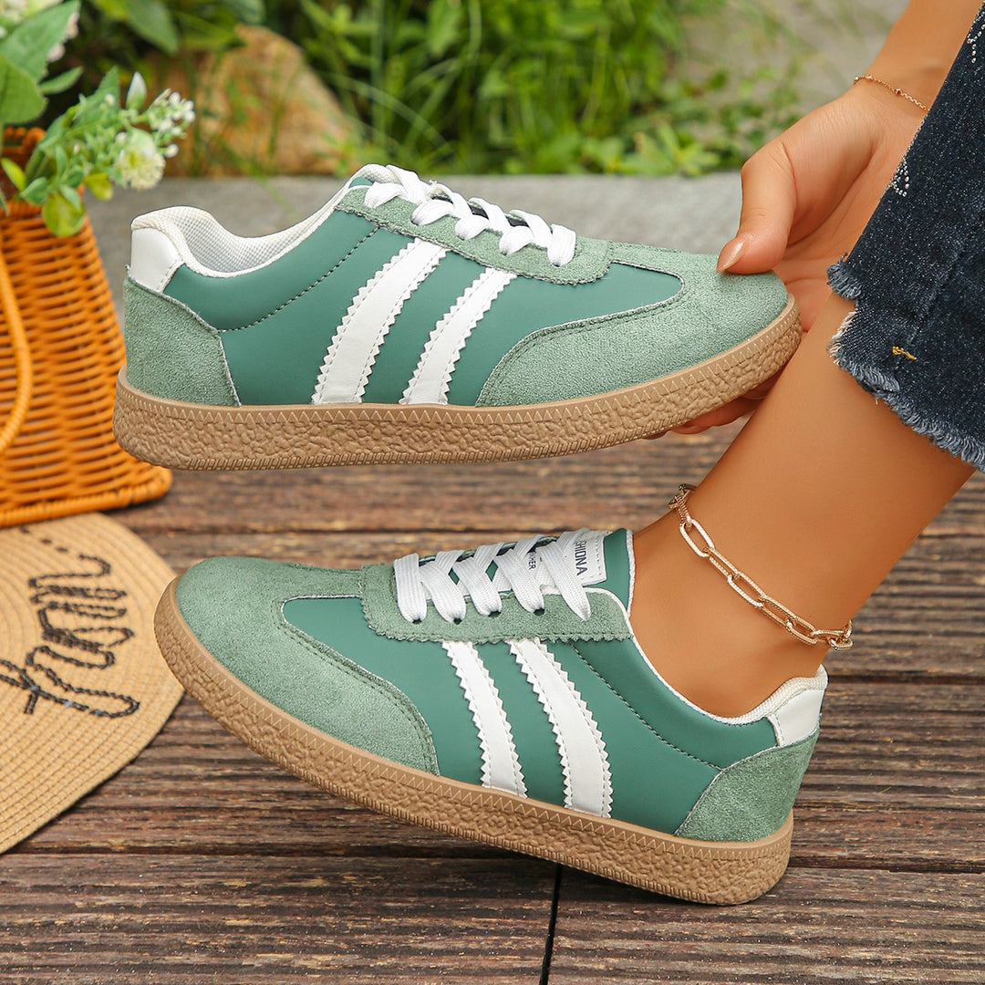 Damen Retro-Sneaker mit Velours-Overlays, Zierstreifen und profildetails – Névara