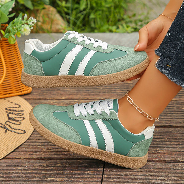 Damen Retro-Sneaker mit Velours-Overlays, Zierstreifen und profildetails – Névara