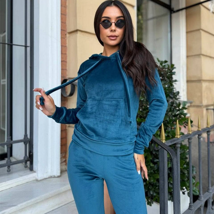 Damen weiches Velours-Lounge-Set mit Kapuzenpullover und tapered Jogginghose – Avérine