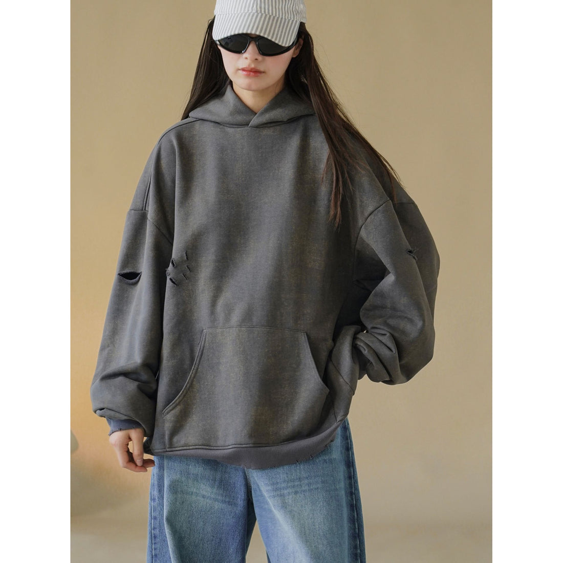 Damen Oversized-Hoodie mit Used-Optik und Riss-Details Echoarchiv
